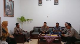 KAPOLSEK RONGKOP YANG BARU AKP SUBARSANA LAKUKAN KUNJUNGAN KE KALURAHAN KARANGWUNI